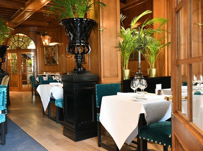 比利时布鲁塞尔街头闲逛 ( 图8~9)著名的“白天鹅咖啡馆”,马克思在这里写了有名的宣言(图7)尿童小于连,比利时首都布鲁塞尔的市标,被称为“布鲁塞尔第一公民”。满大街的华夫饼商店