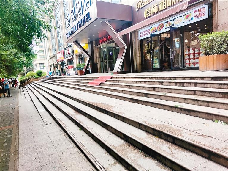 永宁路店铺前缺少无障碍设施 市民期盼设置平缓坡道和扶手__凤凰网