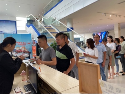 吉利豪越一车难求，工厂连夜发车仍供不应求